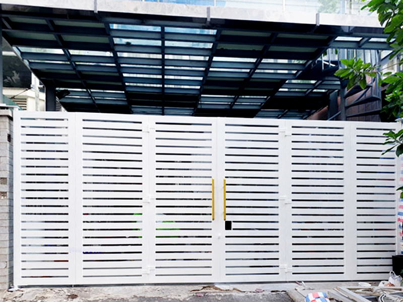 Mẫu cửa sắt sơn màu trắng
