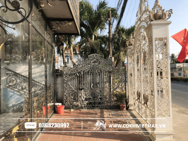 cổng sắt uốn hoa văn cổ điển cho biệt thự